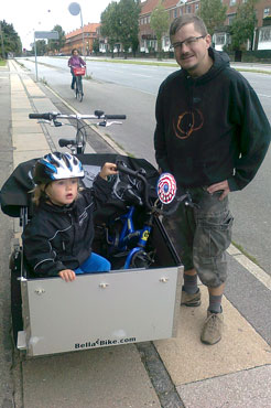 En far og søn er meget glade for at kunne cykle sammen