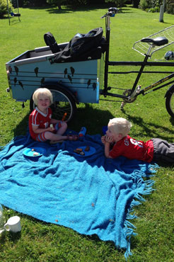 Der holdes picnic efter at have kørt i ladcyklen