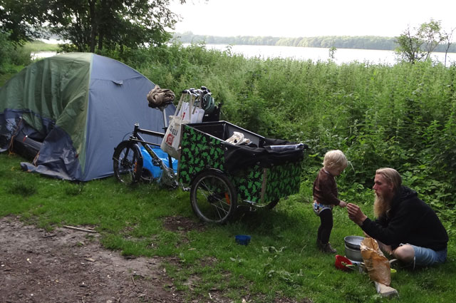 Hej Bellabike Vi har haft fornøjelsen af at være på en cykelferie hvor vi ikke behøvede spare på bagagen - der var plads til telt, soveposer og alt tænkeligt grej til hele vores lille familie. Her har vi slået lejr ved Roskilde Fjord, hvor der var en fantastisk udsigt til fugle og græssende køer. Cyklen holdt til alle strabadserne men måtte dog tømmes og slæbes op ad en meget stejl skråning. Dagen efter fandt vi ud af, at der løb en pæn og lige vej parallelt med vores mere vanskelige rute... Mvh Ina, Christian og Bjørn.