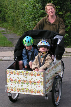 Elisabeth og børnene nyder at være på tur i ladcyklen