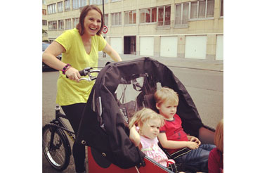 Jenn og børnene er altid glade sammen på cyklen