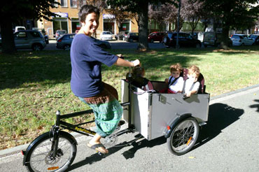 Mara fra Italien kører med sin Bellabike i det dejlige solskinsvejr