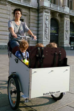 Mara fra Italien nyder sin ladcykel, hvor alle børnene kan være i.