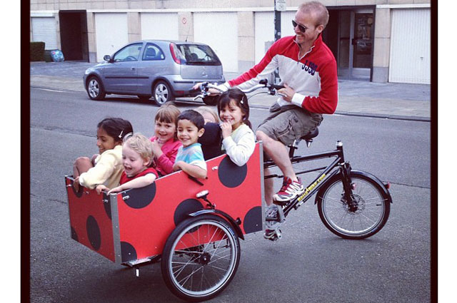 Niels skal også have en masse børn i cyklen, så de kan komme ud og se noget